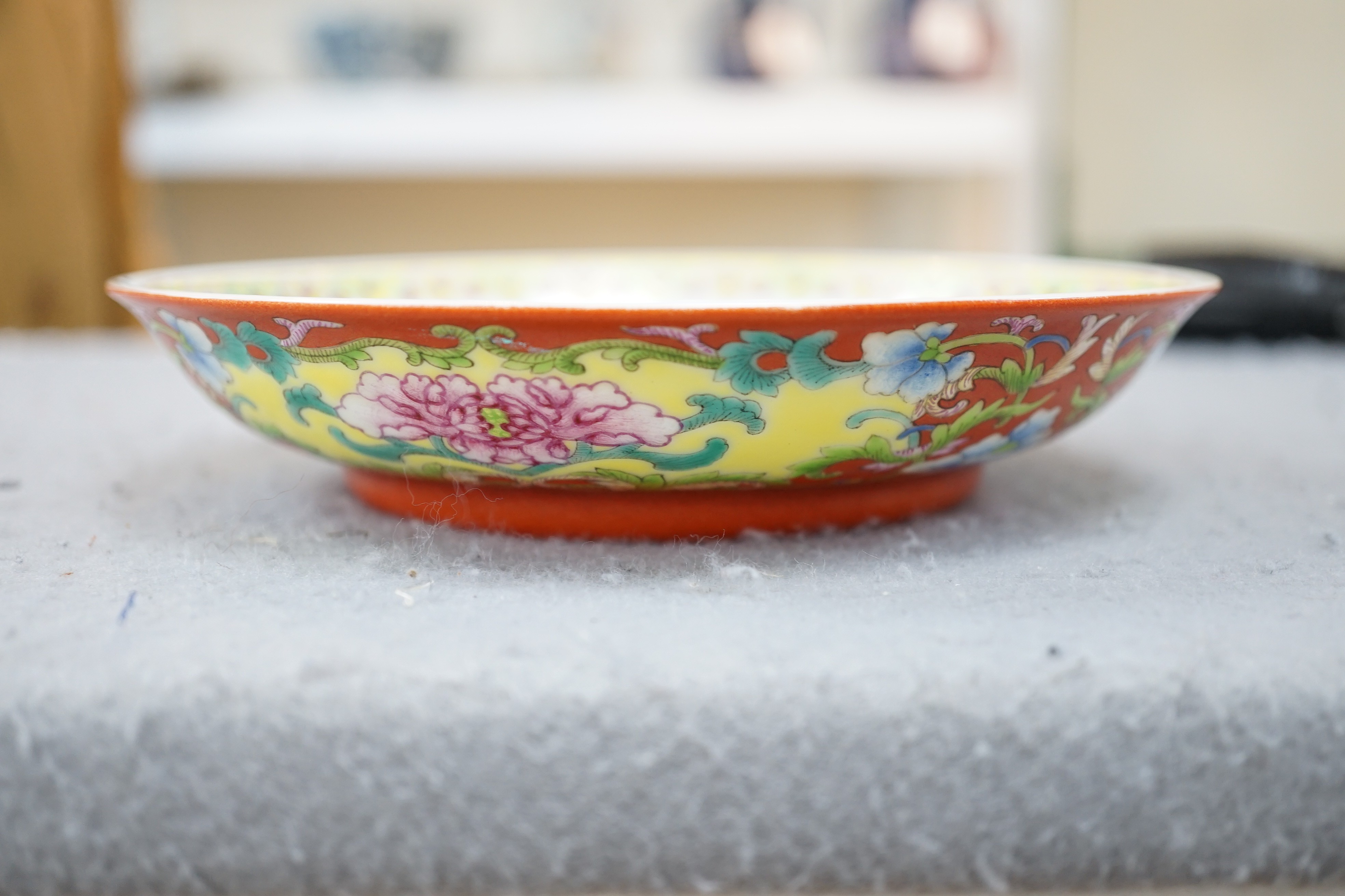 A Chinese coral ground saucer dish, 19th/20th century, 16cm diameter